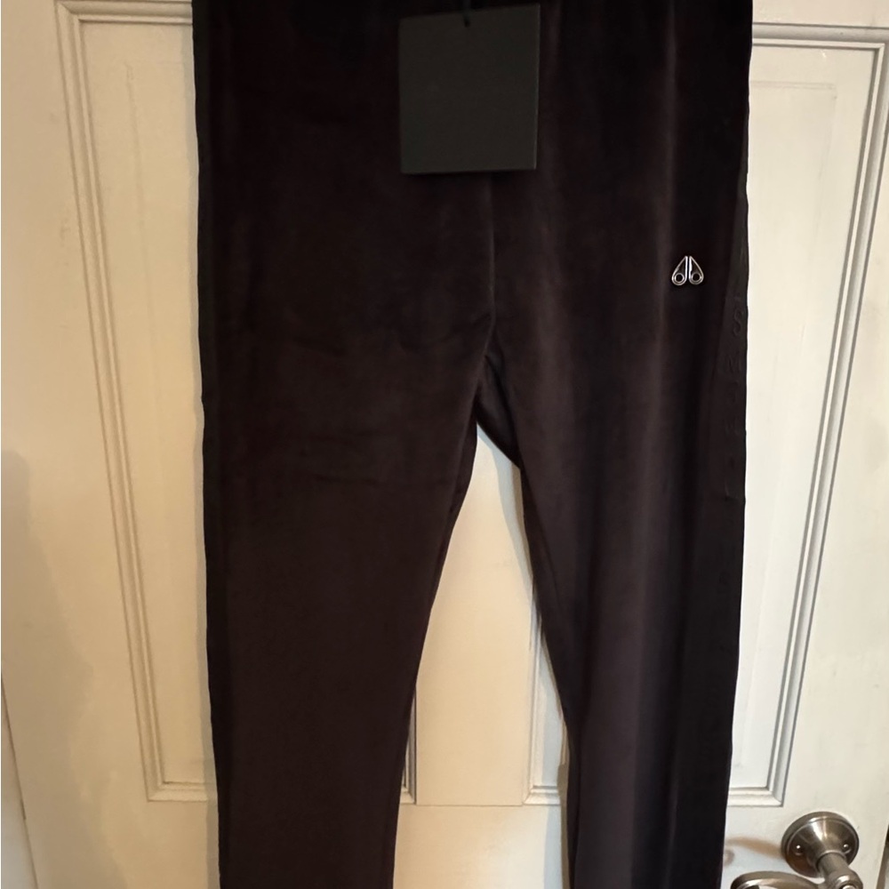 Women’s high waist black velvet leggings with foot straps.